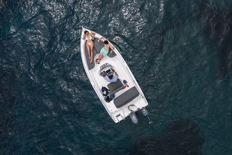 Location de bateau d'une journée complète sans permis à Santorin