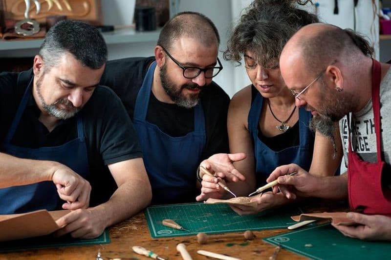 Atelier d'artisanat de cuir dans le Rastro de Madrid