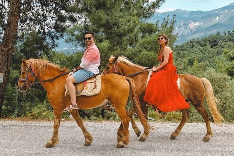 Balade à cheval avec vue sur la montagne