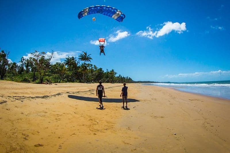 De Cairns: Expérience de parachutisme en tandem au-dessus de Mission Beach