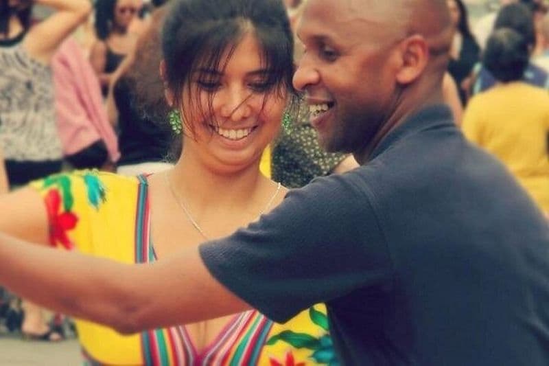 Cours de salsa dans notre mezzanine panoramique avec bières locales