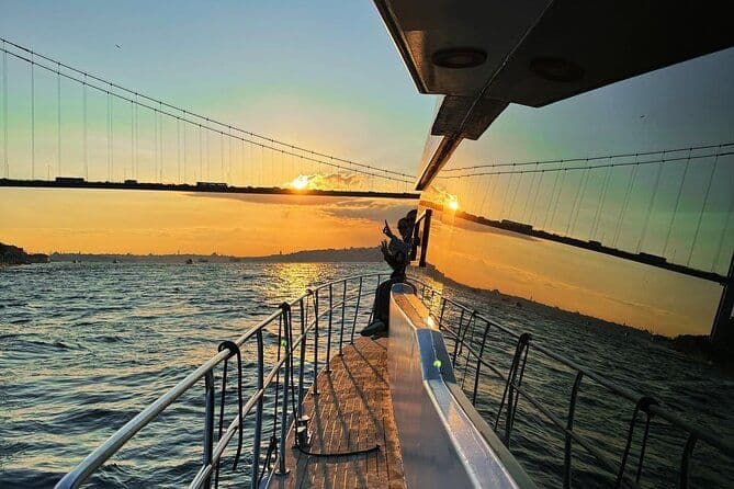 Excursion en bateau de luxe au coucher du soleil sur le Bosphore avec vin et collations illimités