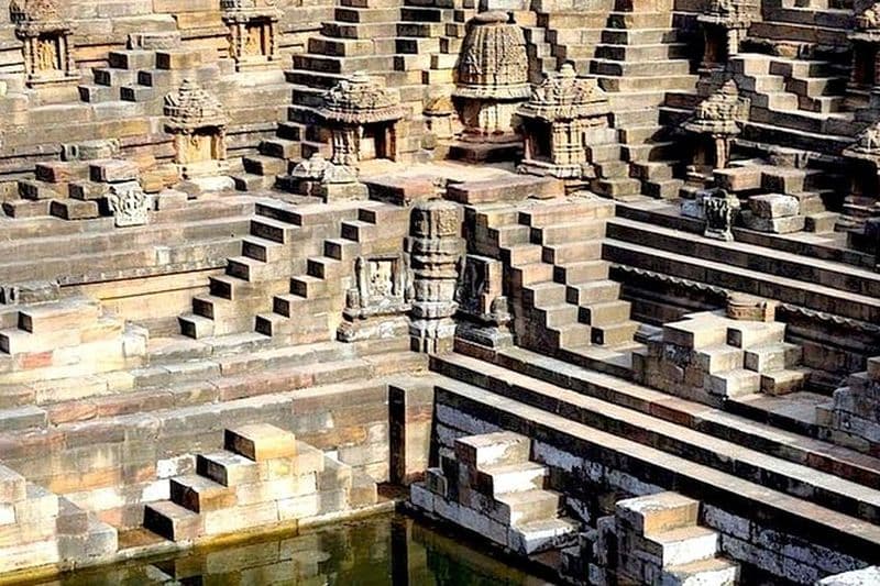 Visite privée du puits Step, du temple du soleil de Modhera et du tissage de saree Patola en voiture