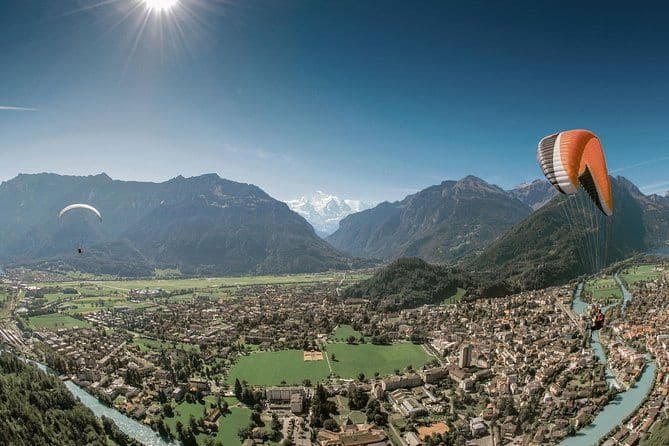 Excursion d'une journée à Interlaken et en parapente au départ de Genève