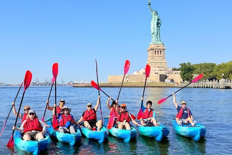 Kayak à côté de la Statue de la Liberté