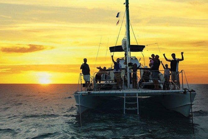 Oahu Catamaran Waikiki Coucher de soleil sur 40 pieds Catamaran: Nourriture et BYOB