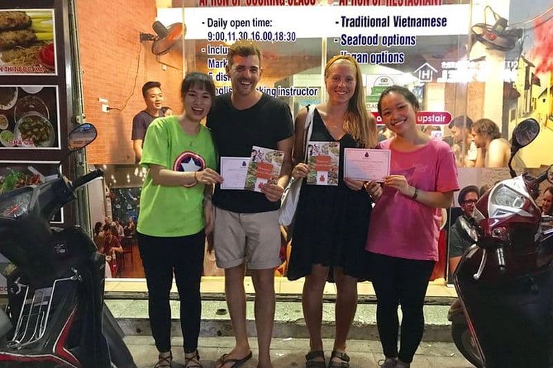 Cours de cuisine autour de 5 plats traditionnels d'Hanoï avec sortie au marché