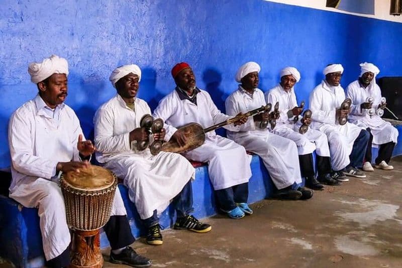 Visitez les nomades, la musique gnaoua, le rallye dans les dunes, la pizza berbère