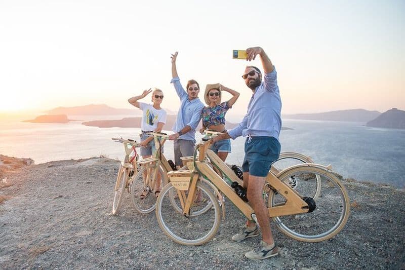Visite privée de 2 heures en vélo électrique en bois au château d'Emporio, Santorin