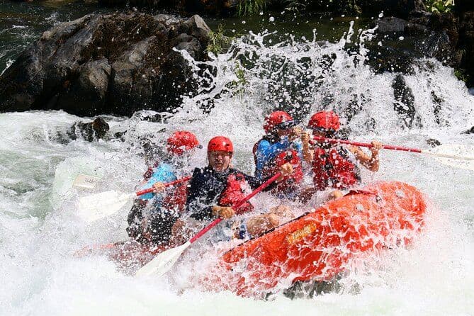 Excursion d'une journée complète en rafting en eaux vives sur la rivière Trinity en Californie