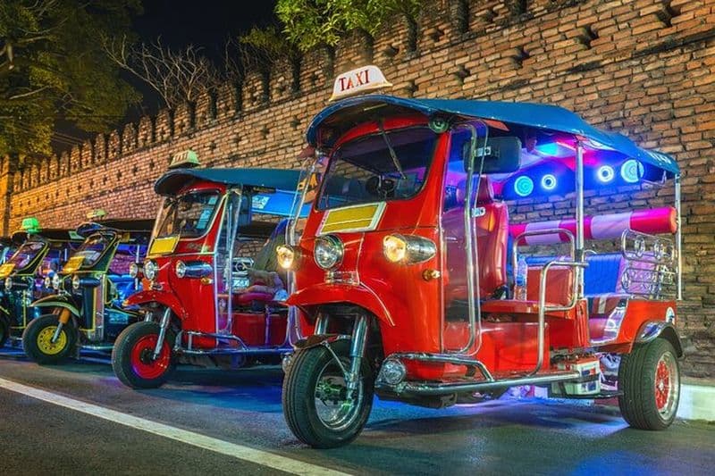 Visite nocturne des temples et du marché de Chiang Mai en Tuk Tuk