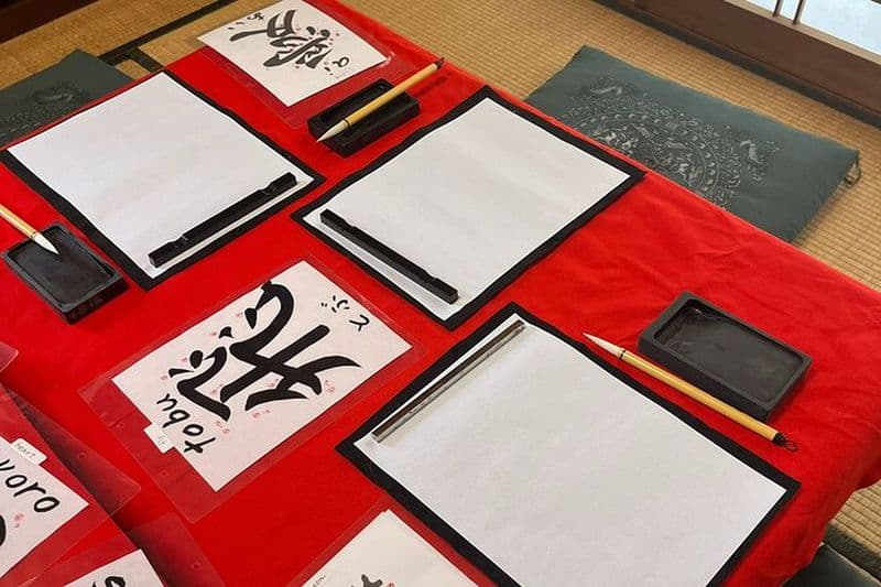 Kyoto Arashiyama : Découvrez la calligraphie et l'origami dans une maison japonaise traditionnelle à Kitasaga, près du temple Daikakuji.Votre souvenir unique est terminé.