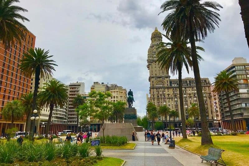 Visite à pied privée personnalisée de Montevideo avec un guide local