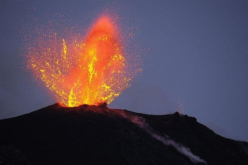 Stromboli : trekking au coucher du soleil à Sciara del Fuoco - Ashàra