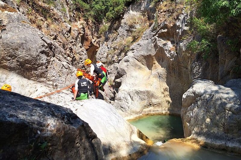 Expérience de canyoning de 6 heures dans les gorges d'Agios Loukas au départ d'Athènes