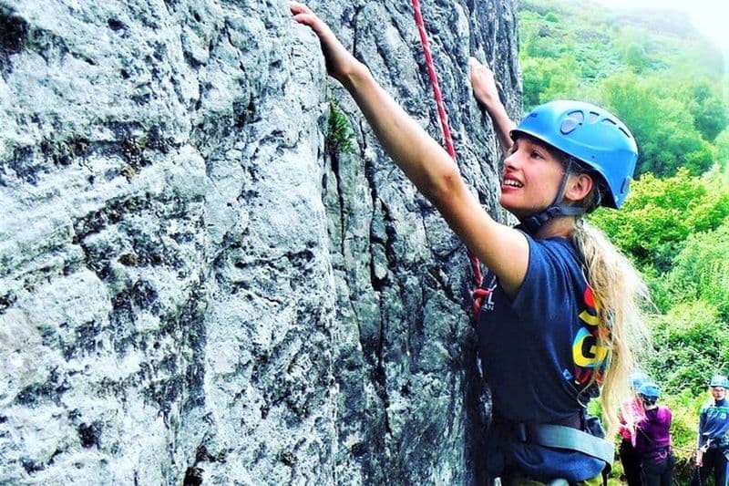 Escalade et rappel dans les montagnes de Sligo
