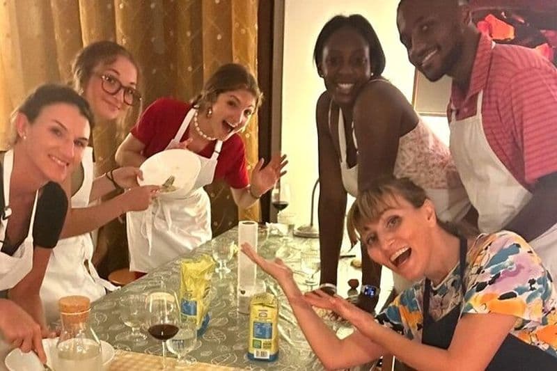 Cours de cuisine confortable en petit groupe dans une maison typiquement milanaise.