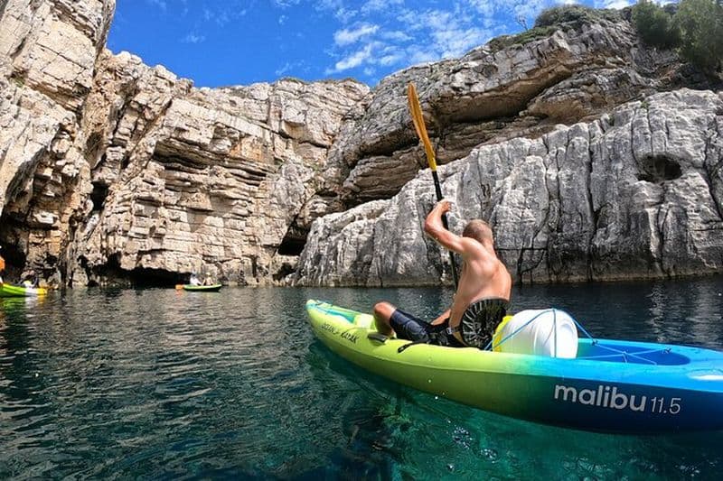 Pula: excursion en kayak dans les grottes marines avec plongée en apnée et natation