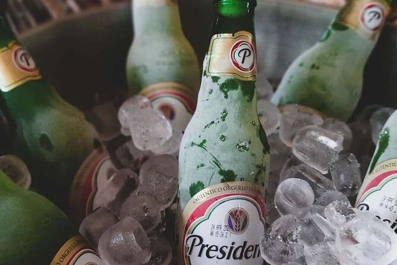 Service de prise en charge à l'hôtel ou à l'aéroport avec une bière Presidente