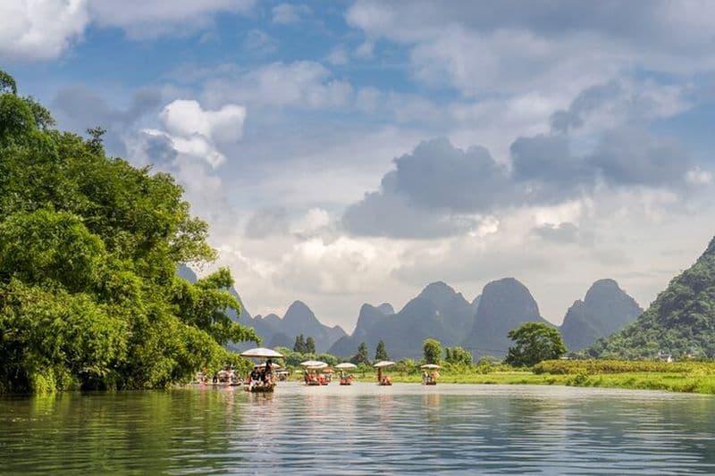 1 jour Yangshuo Nature Explorez le rafting en bambou et l'aventure des grottes