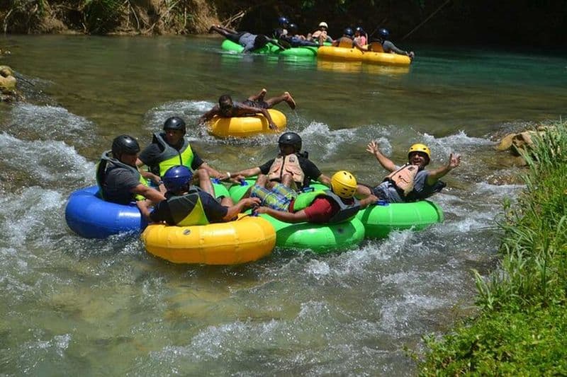 River Rapids Waterfalls Tubing et plage Aventure avec transport
