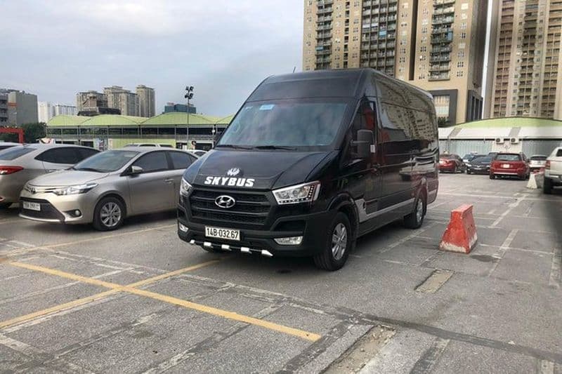 Transfert depuis l'aéroport Cat Bi jusqu'à Halong en voiture privée de luxe