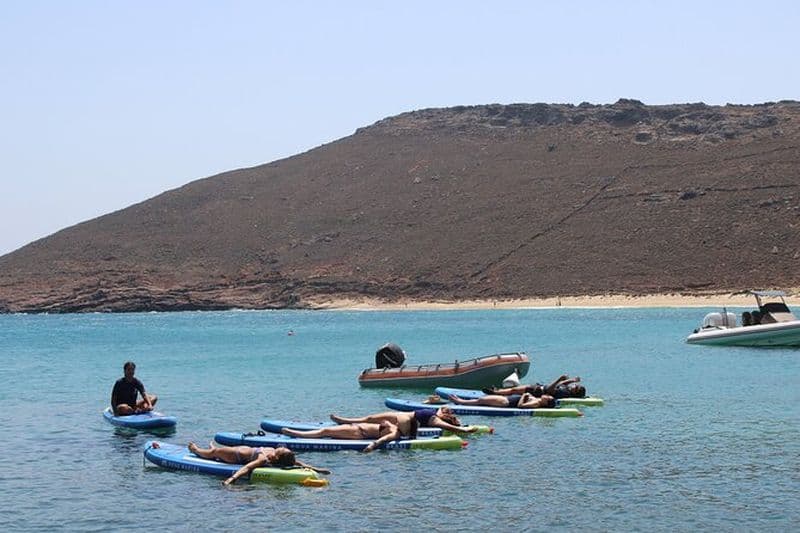 Cours de SUP yoga à Panormos Beach, Mykonos