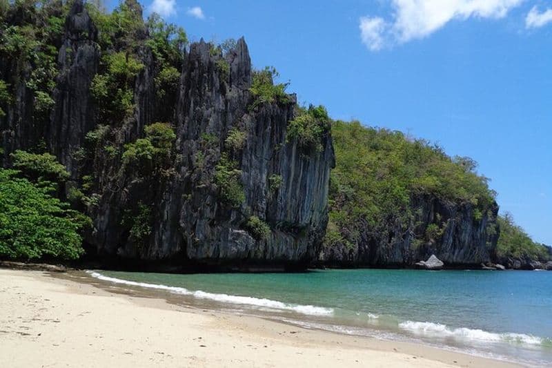 Incroyable rivière souterraine de Puerto princesa avec la grotte de Ugong Rock