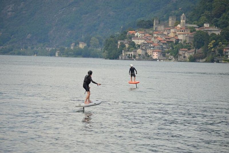 Leçon de surf E-foil sur le lac de Côme avec apéritif