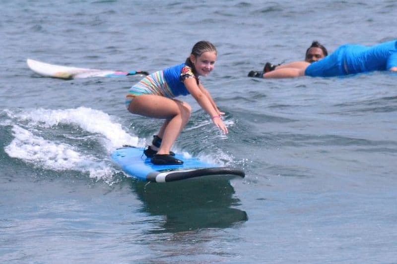 Cours de surf débutant pour enfants