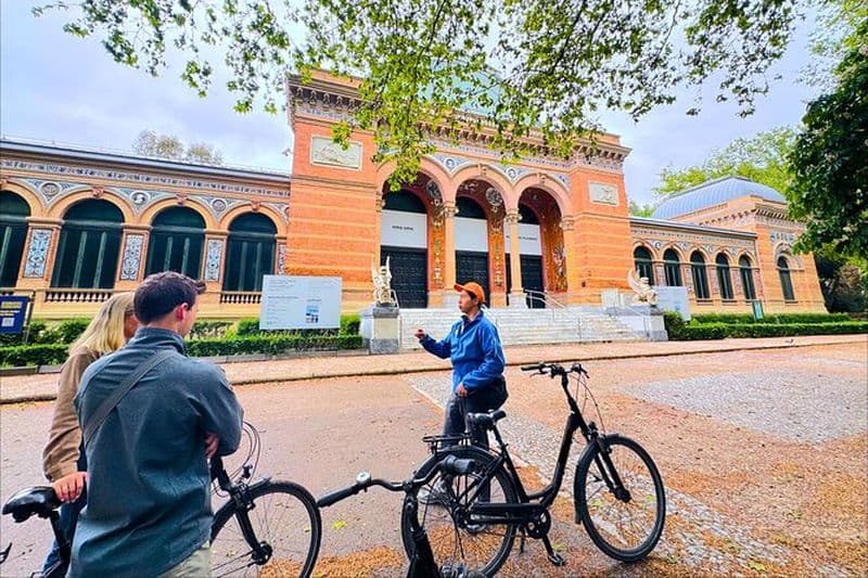 Excursion à vélo à Madrid avec churros et vin, jambon et fromage