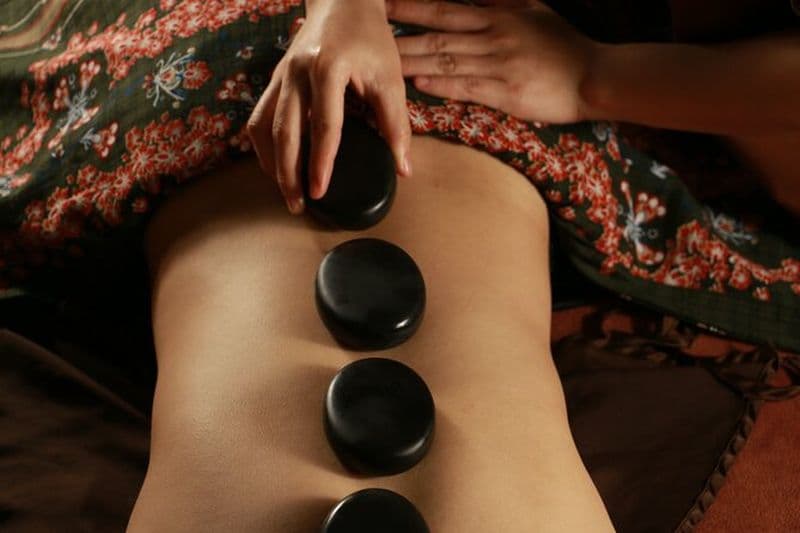 Massage corporel aux herbes de style spa