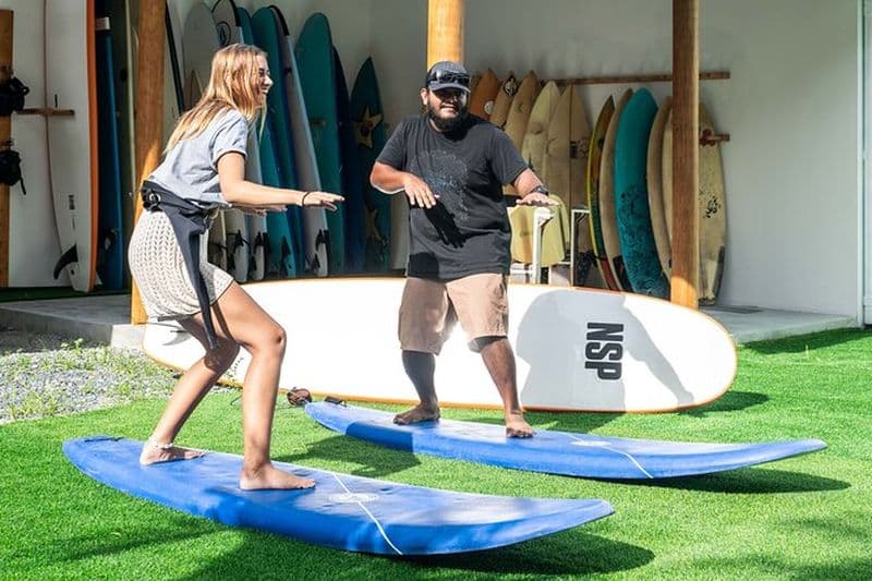 Apprendre à surfer avec Fuvahmulah Surf School
