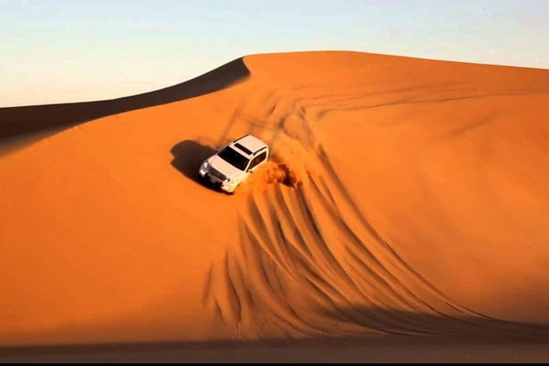 Abu Dhabi Desert Safari 4x4 Dune Bashing & Camel équitation et Sand Boarding avec BBQ