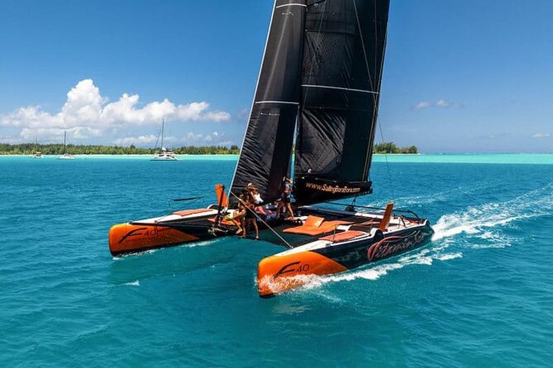 Catamaran de LUXE Bora Bora : Voile, Plongée & Flottant Bar