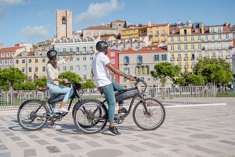 Visite de Lisbonne en vélo électrique Place du Commerce, Mouraria et Alfama