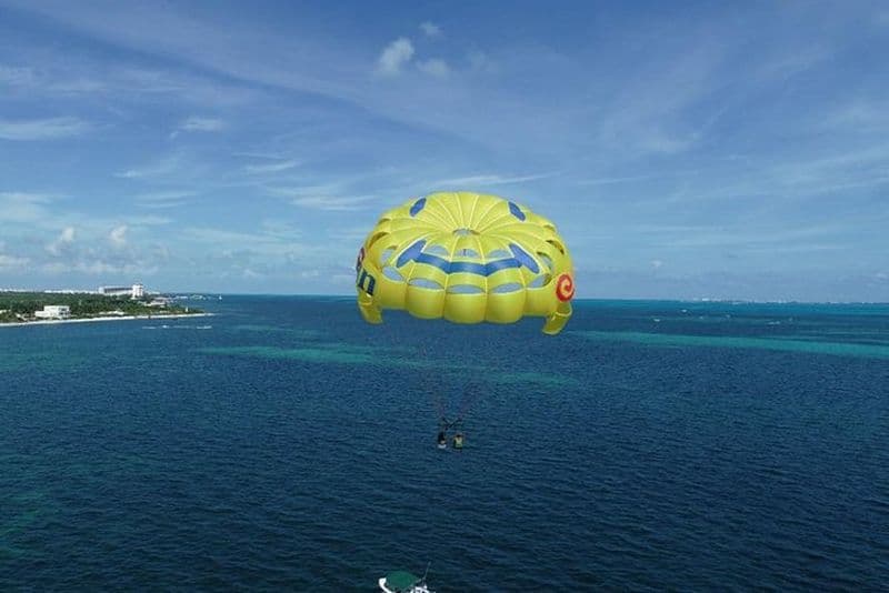 Voler au-dessus de Cancun Bay: Expérience du parachute ascensionnel