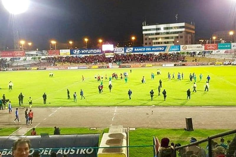 Match de football en direct de la première ligue équatorienne au stade local de Cuenca