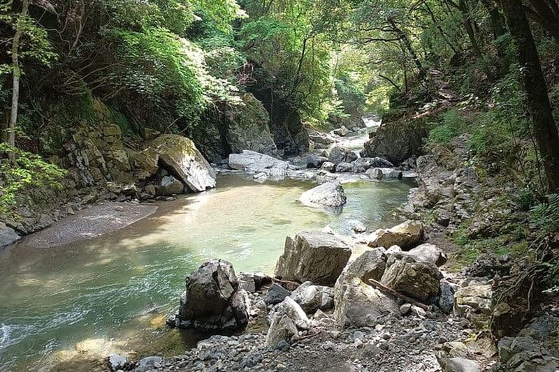 Randonnée dans les rapides de la rivière Osaka et visite des sources chaudes naturelles