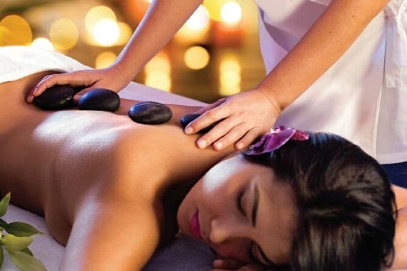 Massage relaxant aux pierres chaudes du spa de Hoang