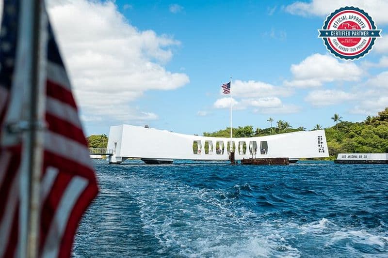 Salut à Pearl Harbor incluant l'USS Arizona