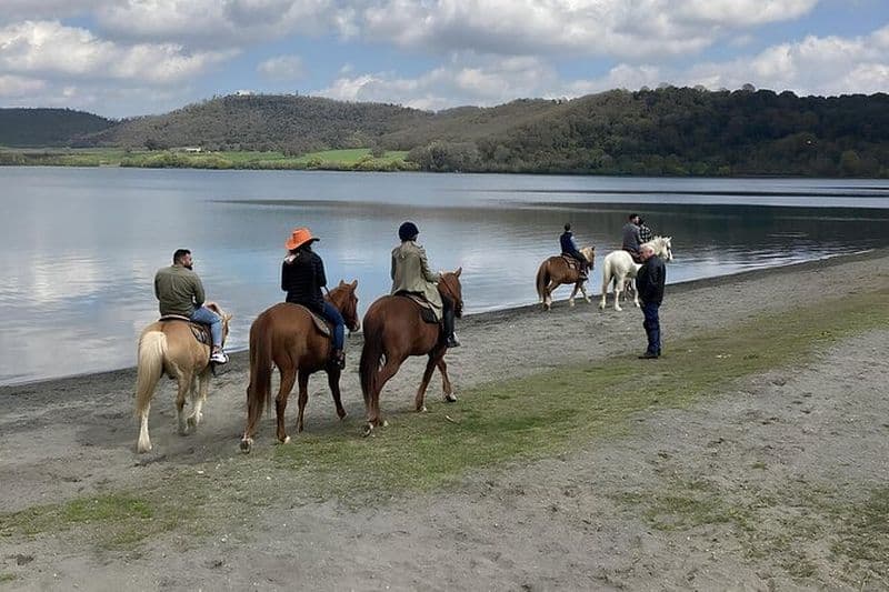 Balade à cheval sur le lac Martignano avec Guide près de Rome