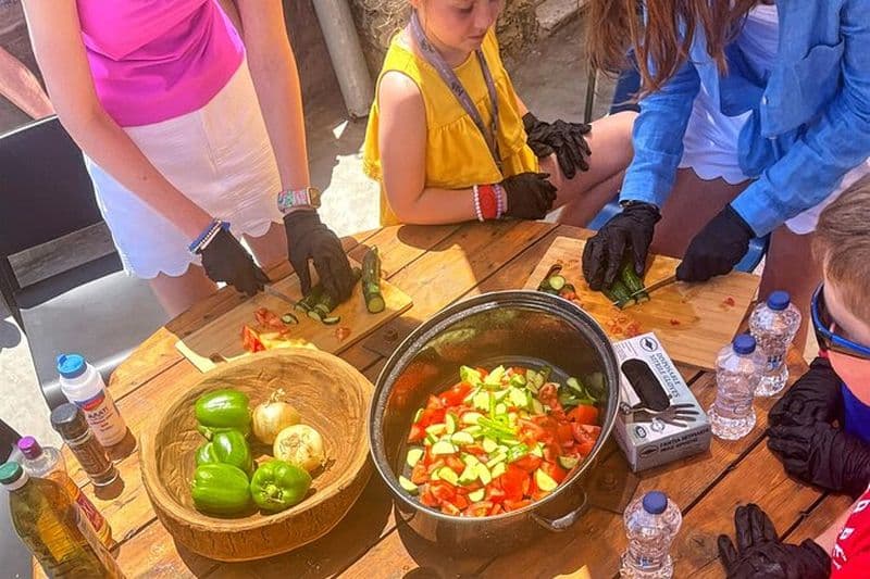 Cours de cuisine en groupe partagé chez la famille mykonienne à Mikonos