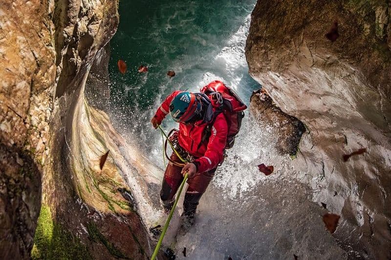 Excursion privée d'une demi-journée en canyoning à Gordona