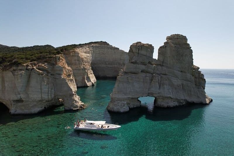 Billet Milos : croisière d'une demi-journée en hors-bord à Kleftiko avec plongée en apnée