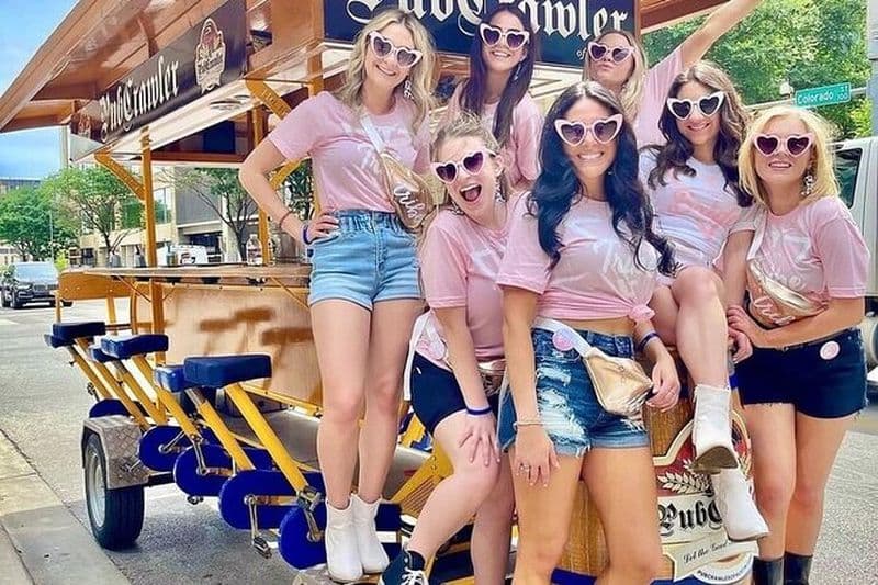 Bachelorette Bliss en ATX : yoga, roues et photos d'une demi-journée