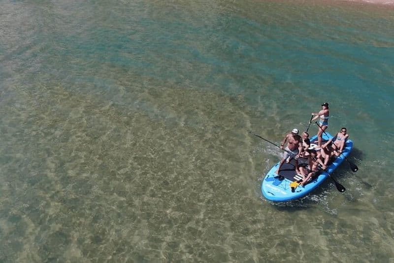 SUP géant pour groupes à Cala Manbrù pour visiter Torre Salsa