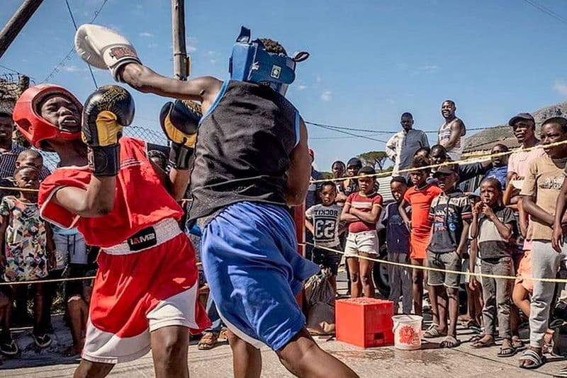 Boxe avec un fondateur de club de jeunes avec add-on pour enfants