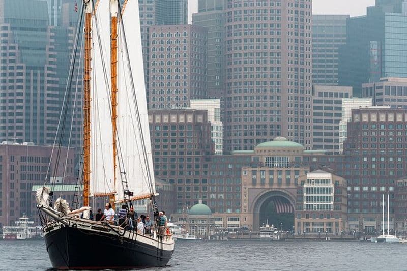 Croisière classique pour grands voiliers dans le port de Boston