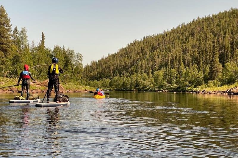 SUP - Voyage de pagaie dans la région d'Inari-Saariselkä